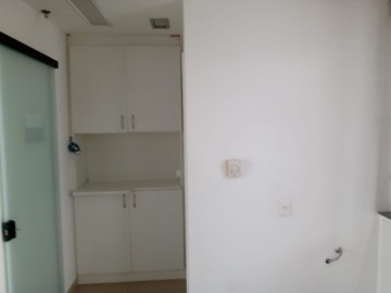 Sala com armrio e banheiro Lado esquerdo