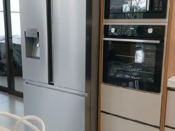 Cozinha com Geladeira e Forno 