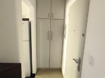 Corredor de entrada com arm�rios