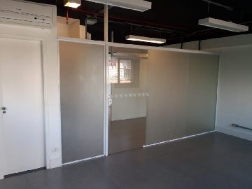 Sala com banheiro