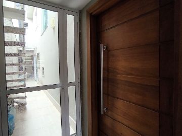 Porta de entrada e corredor 