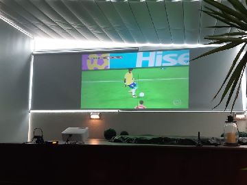 Sala com retropojetor.