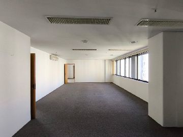 Sala com aparelho de ar condicionado 
