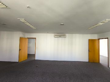 Sala com aparelho de ar condicionado 