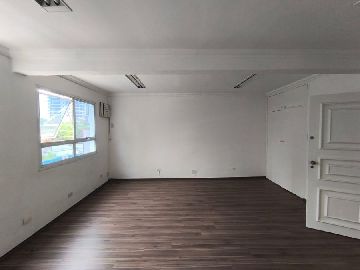 Sala com vista para avenida 