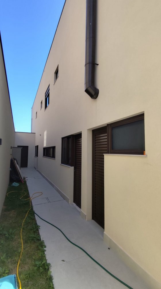 Corredor despensa e banheiro de empregados