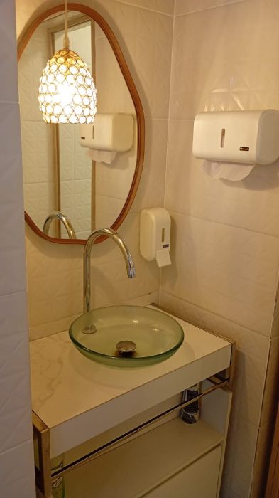 Banheiro reformado conforme normas de vigil�ncia sanit�ria.