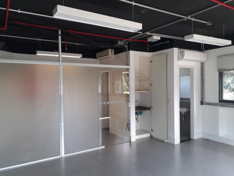 Sala com copa e banheiro