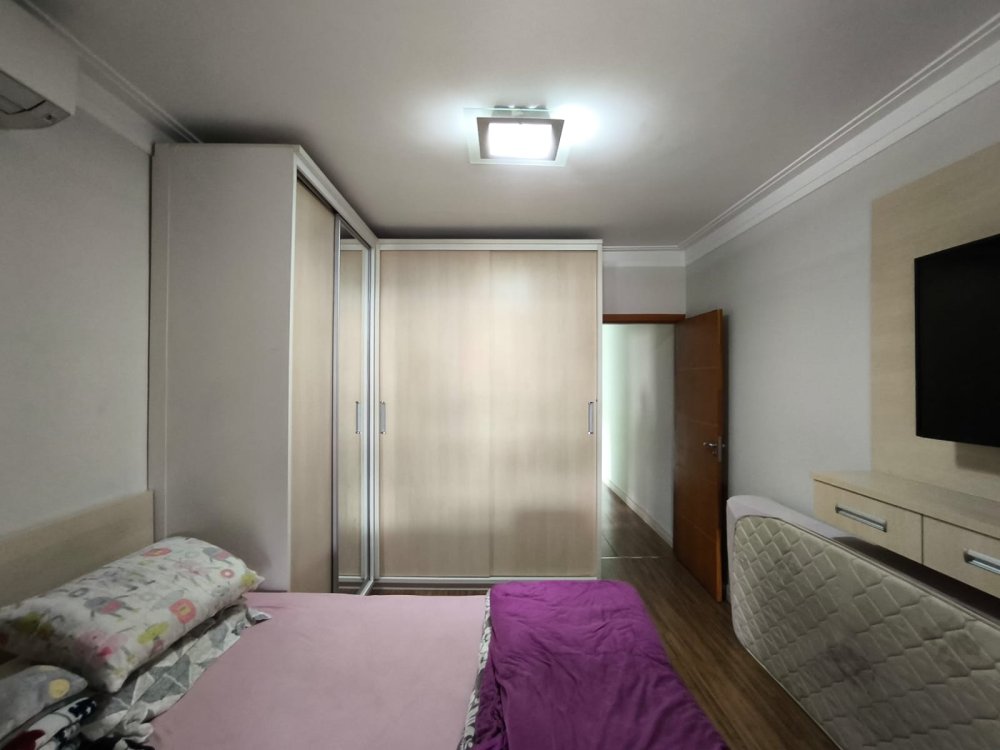 Dormit�rio Su�te com Sacada 