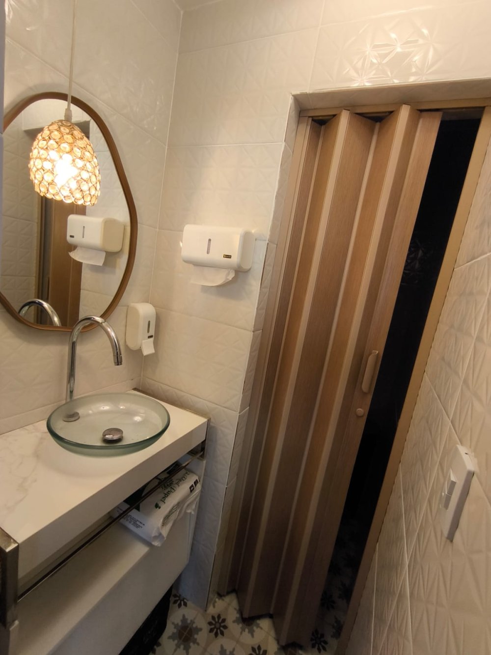 Banheiro reformado conforme normas de vigil�ncia sanit�ria.