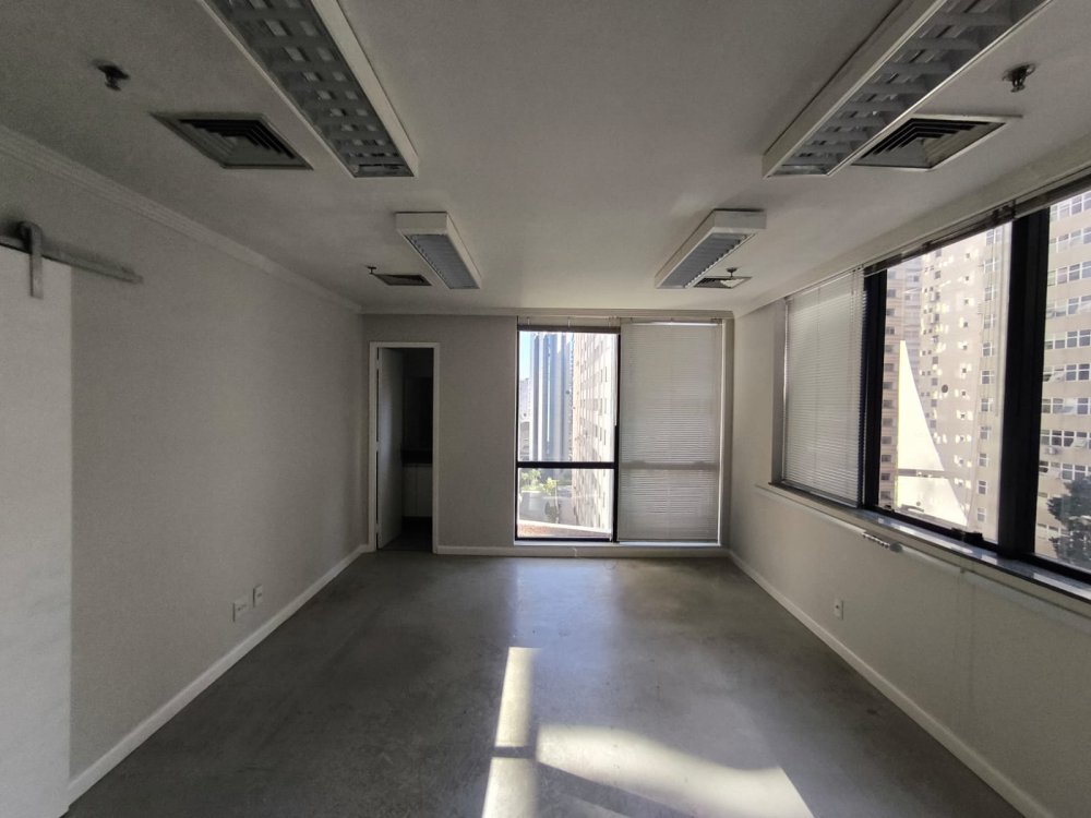 Sala com banheiro e arquivo