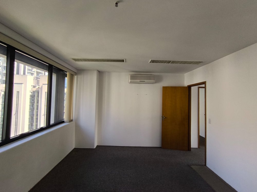 Sala com aparelho de ar condicionado 