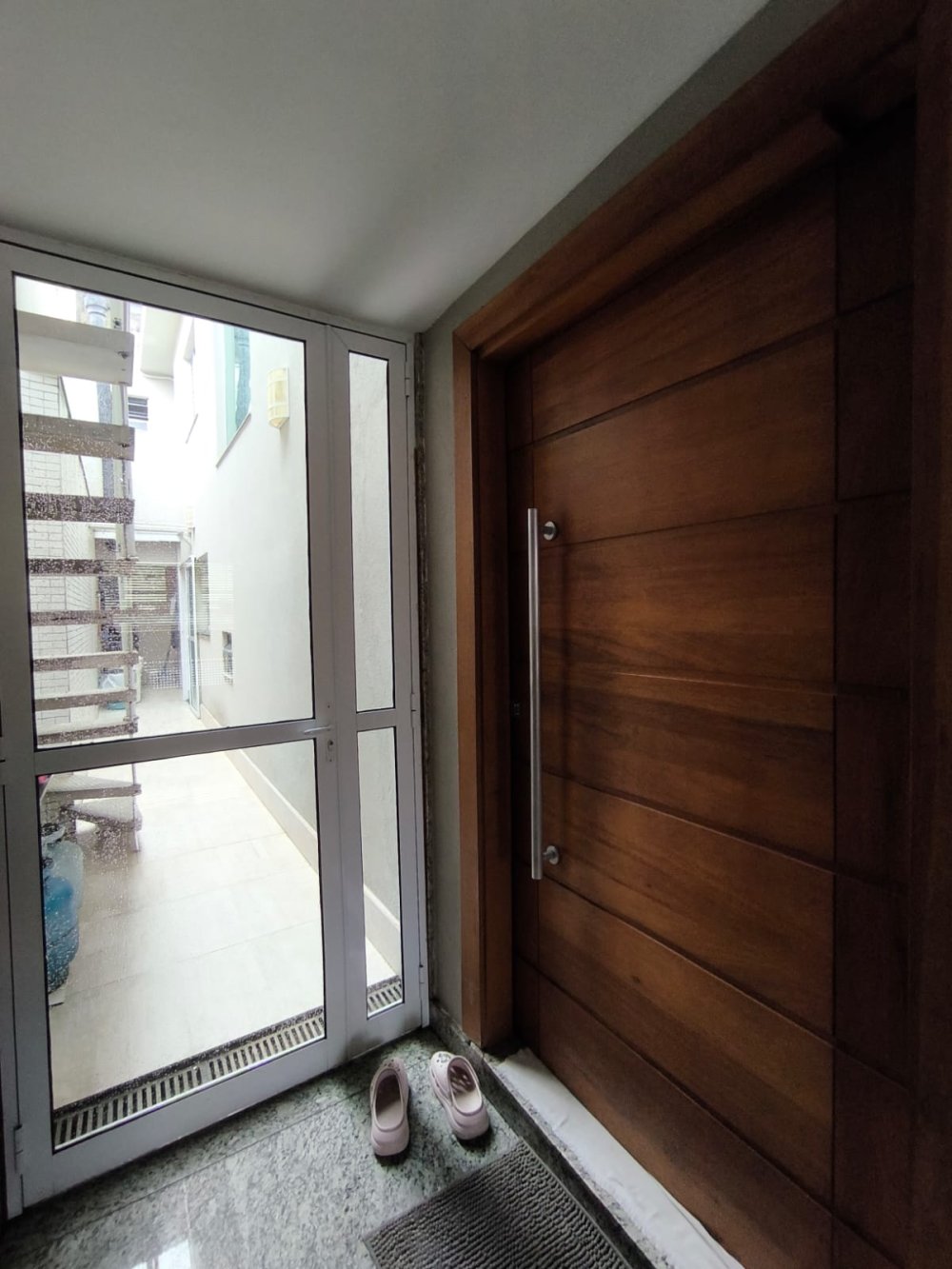 Porta de entrada e corredor 
