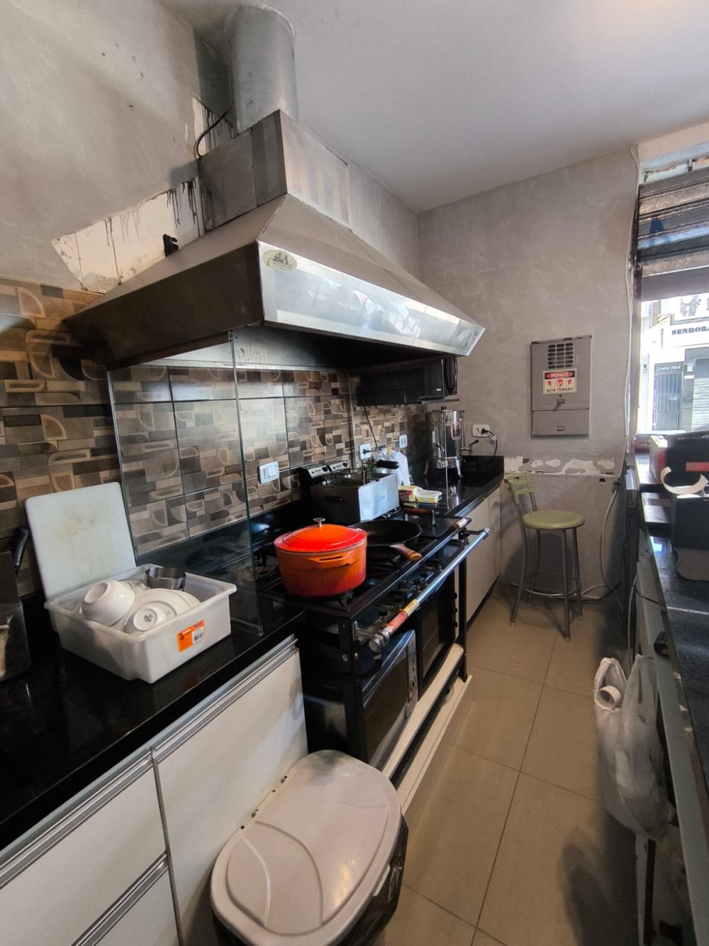 Equipado: Cozinha funcional com fog�o industrial, coifa, chapa, refrigerador, freezer, balc�o, prateleiras e utens�lios completos.