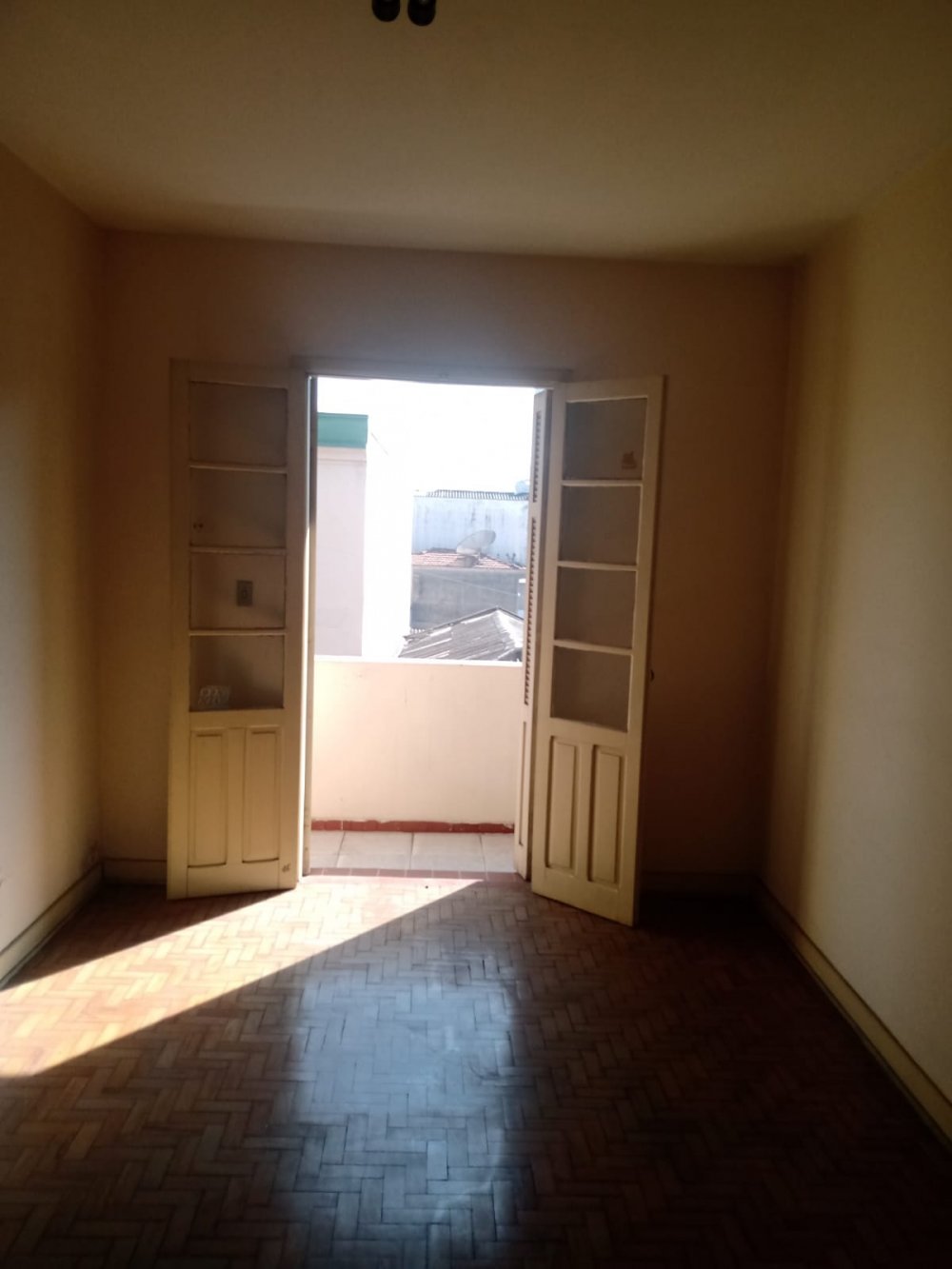 Dormit�rio com sacada 