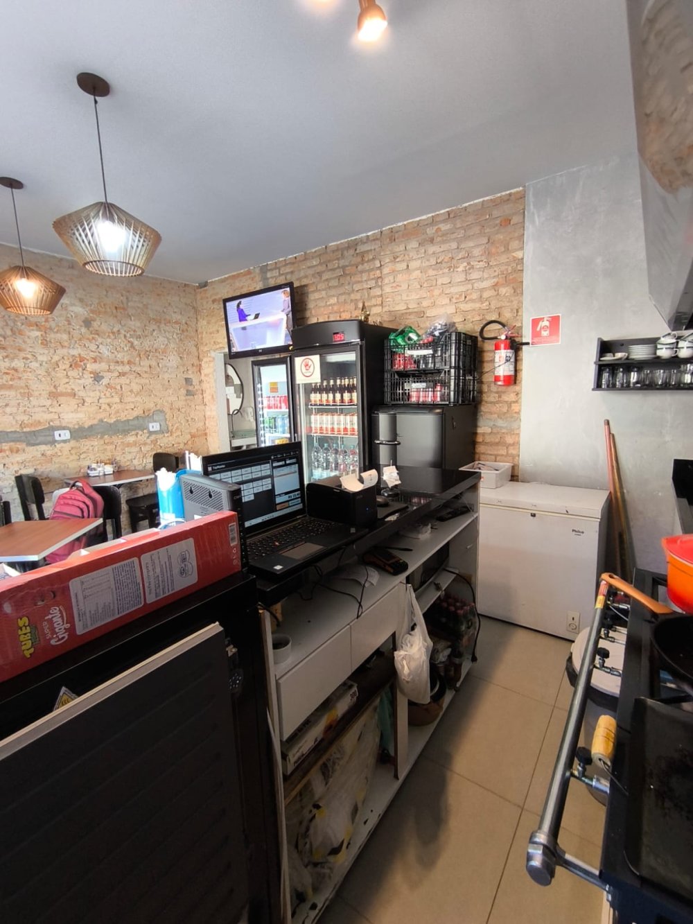 Equipado: Cozinha funcional com fog�o industrial, coifa, chapa, refrigerador, freezer, balc�o, prateleiras e utens�lios completos.