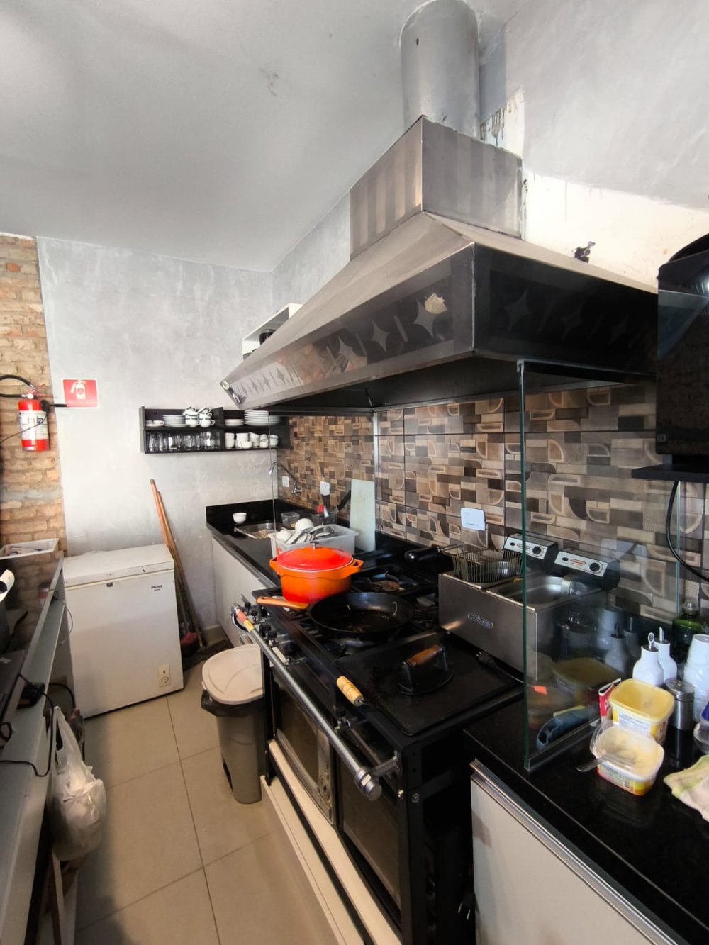 Equipado: Cozinha funcional com fog�o industrial, coifa, chapa, refrigerador, freezer, balc�o, prateleiras e utens�lios completos.