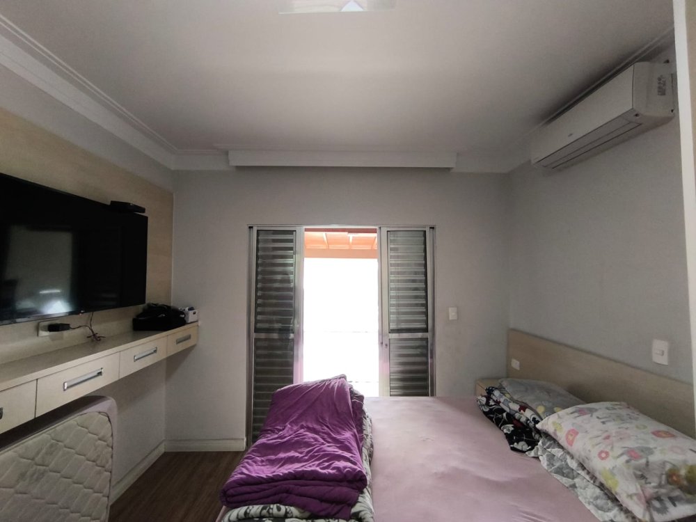 Dormit�rio Su�te com Sacada 