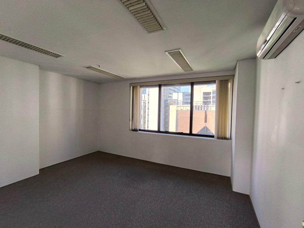 Sala com aparelho de ar condicionado 