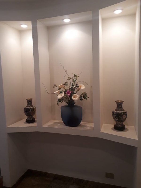 Parede de gesso com enfeites