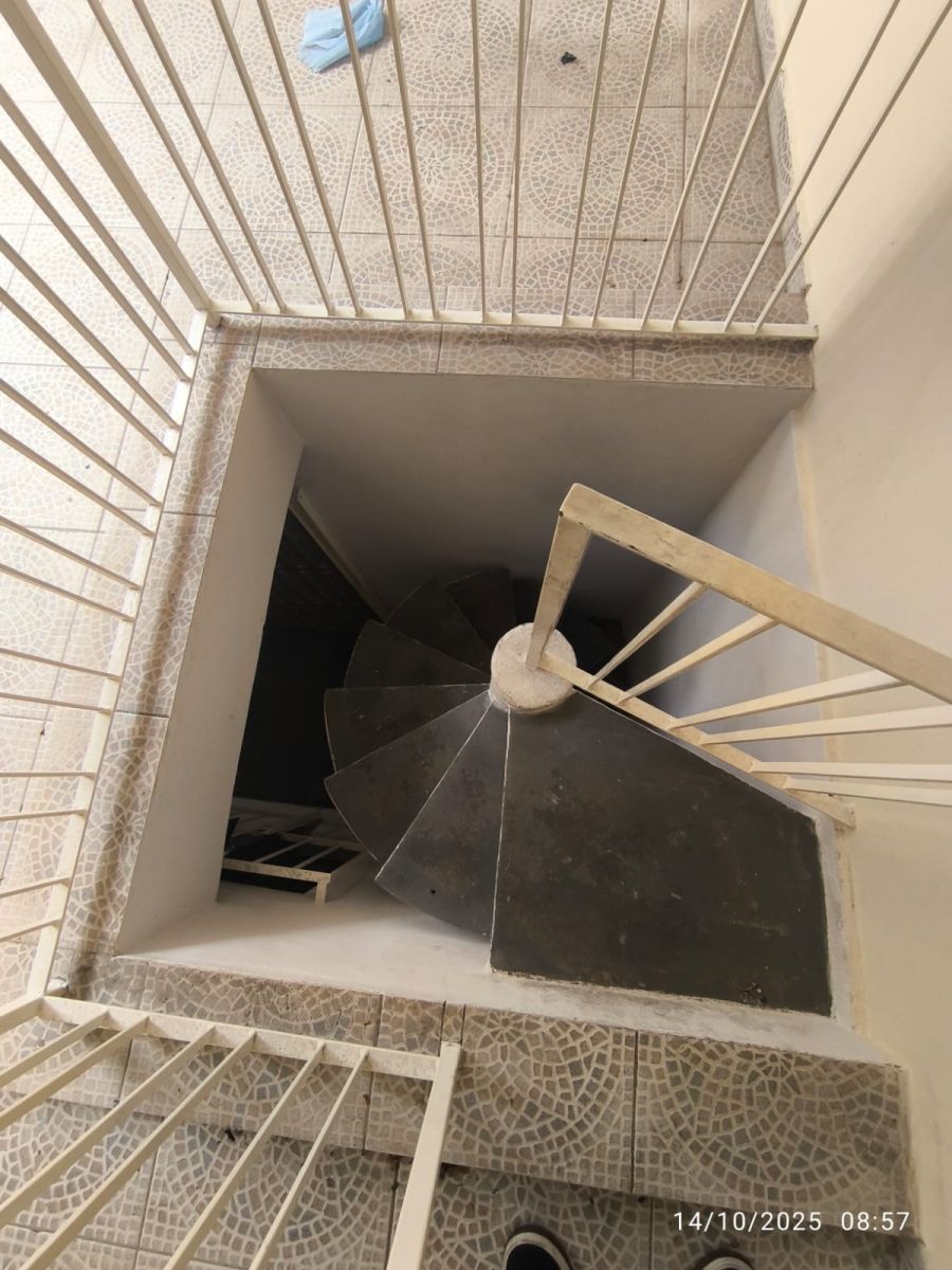 Escada caracol acesso varanda 