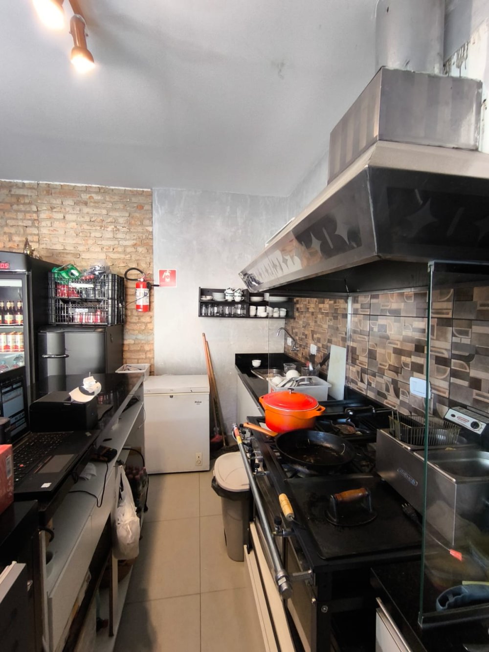 Bar com estrutura montada, ideal para drinks, cervejas artesanais e por��es.