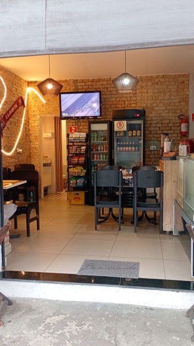 Bar com estrutura montada, ideal para drinks, cervejas artesanais e por��es.