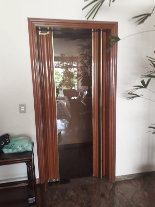 Porta de Vidro e Madeira