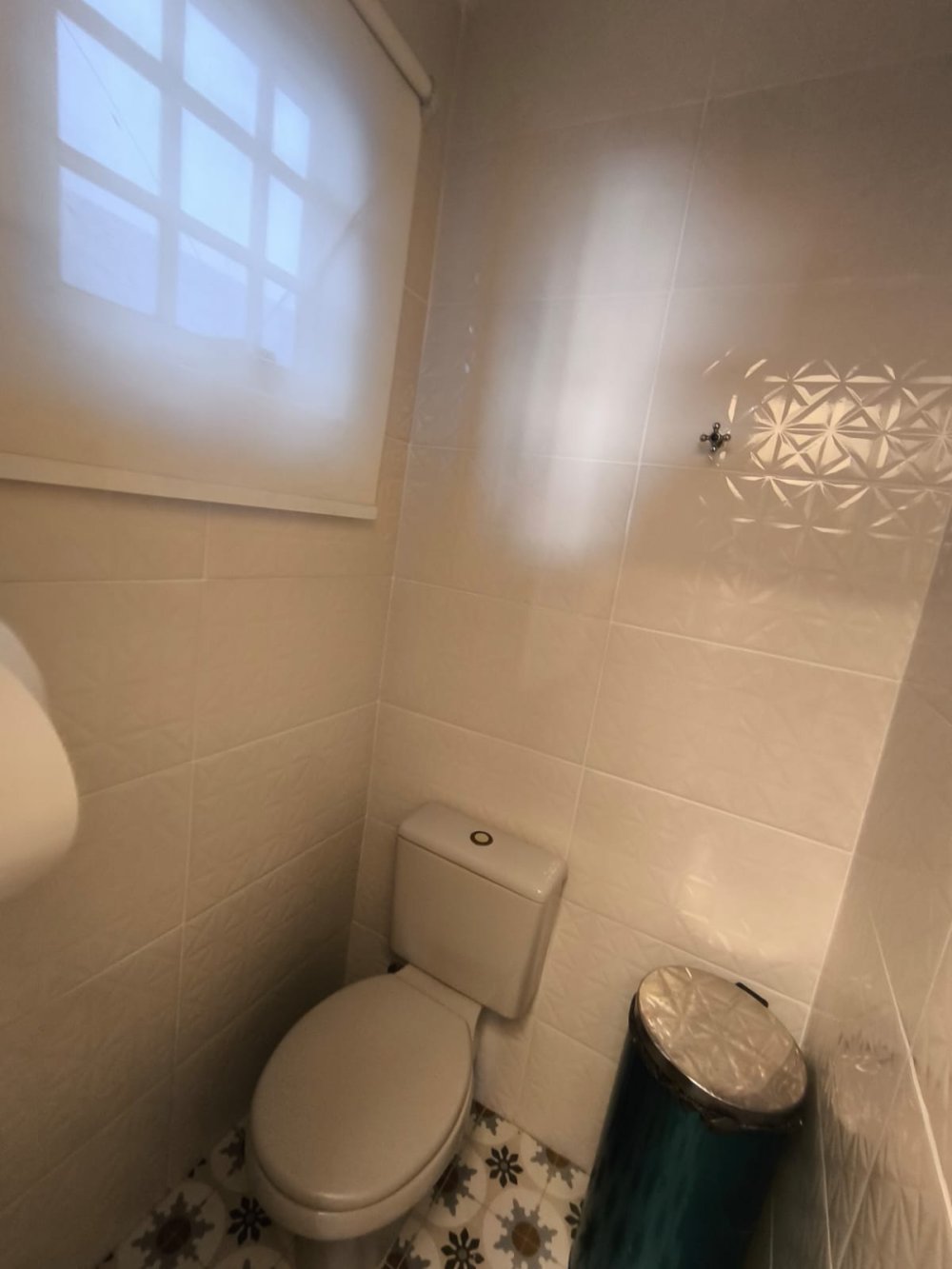 Banheiro reformado conforme normas de vigil�ncia sanit�ria.