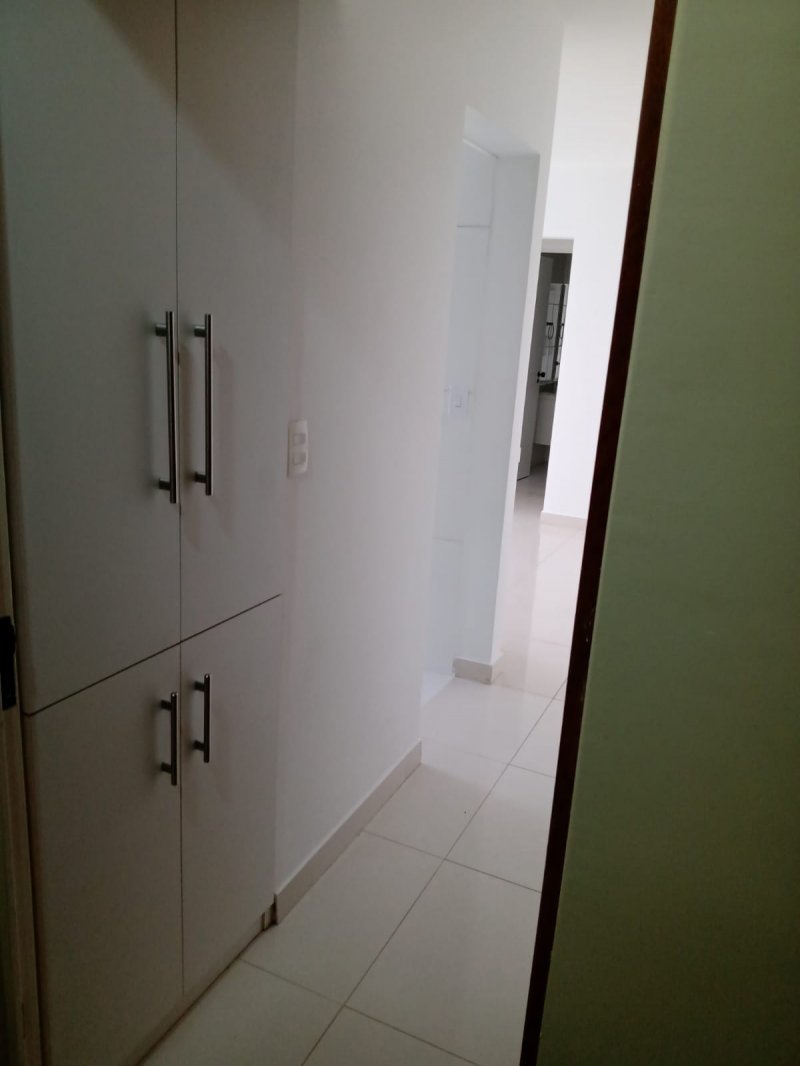 Corredor de entrada com arm�rios 