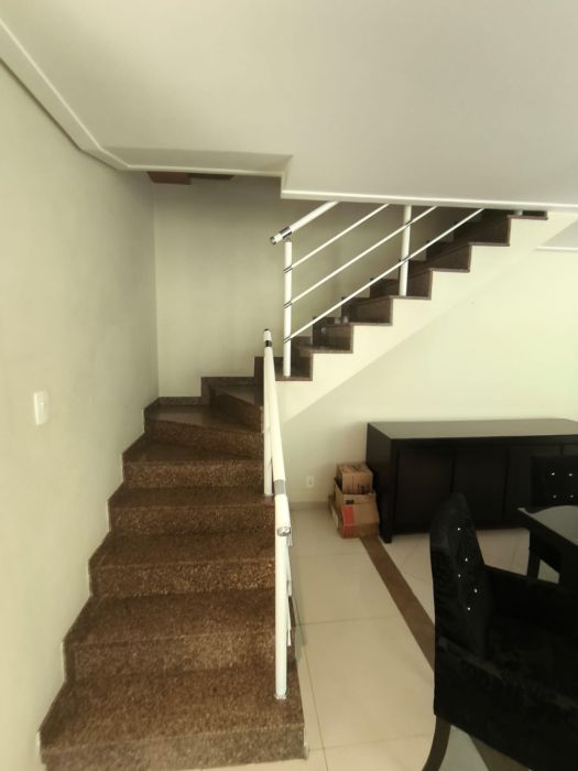 Escada entre Pavimentros