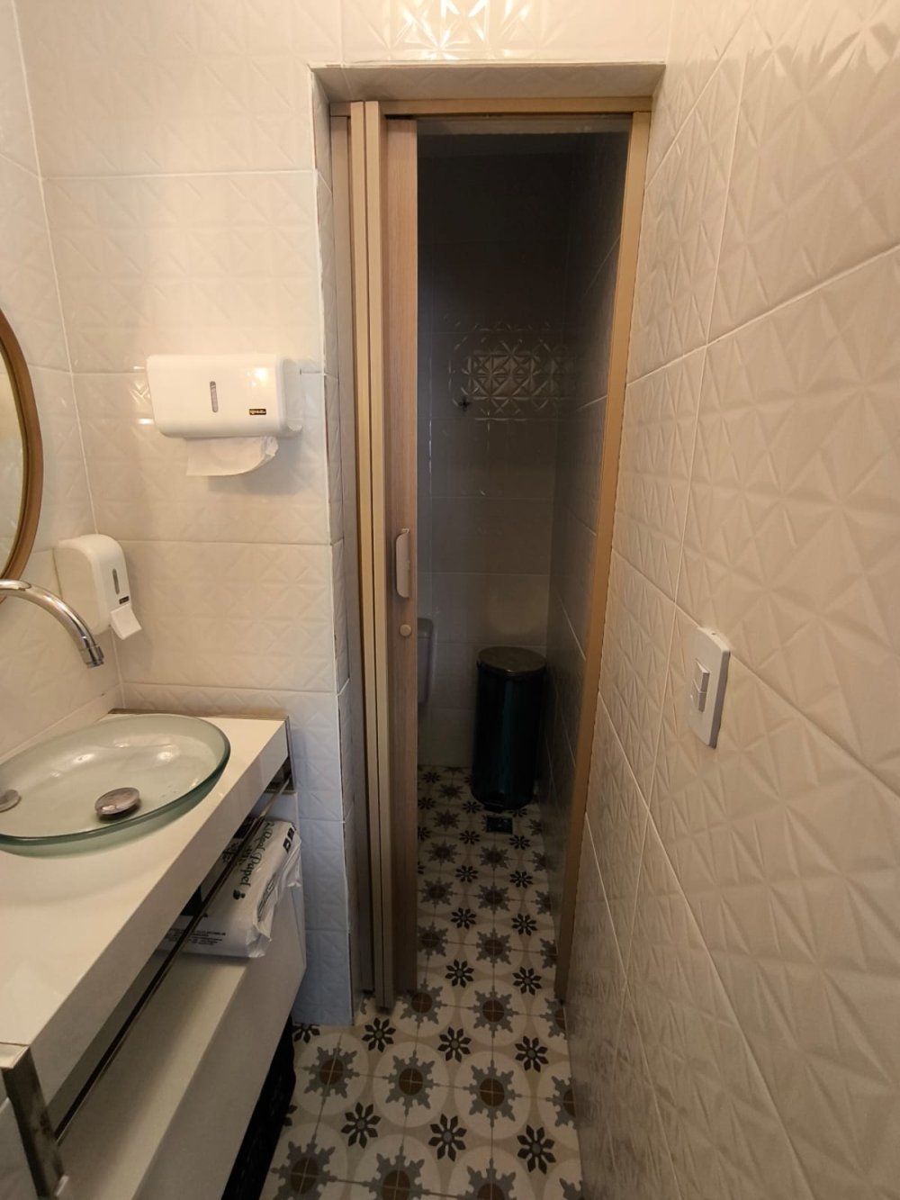 Banheiro reformado conforme normas de vigil�ncia sanit�ria.