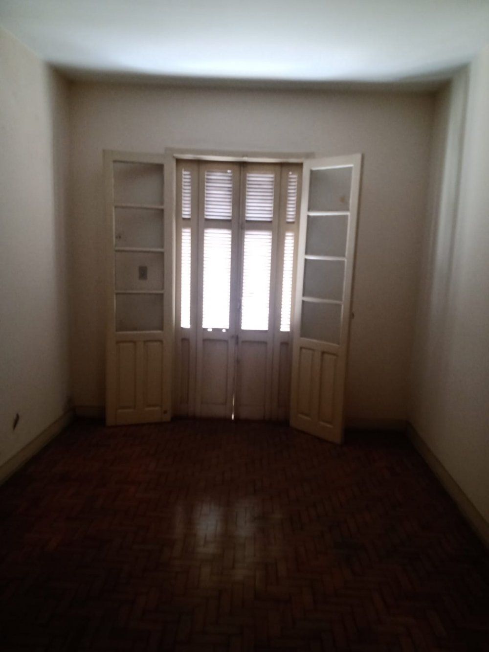 Dormit�rio com sacada 