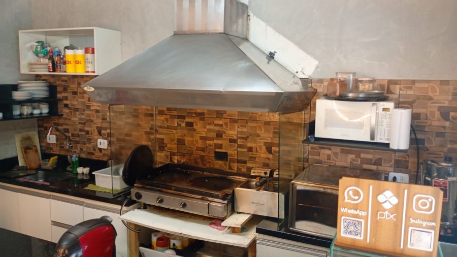 Equipado: Cozinha funcional com fog�o industrial, coifa, chapa, refrigerador, freezer, balc�o, prateleiras e utens�lios completos.