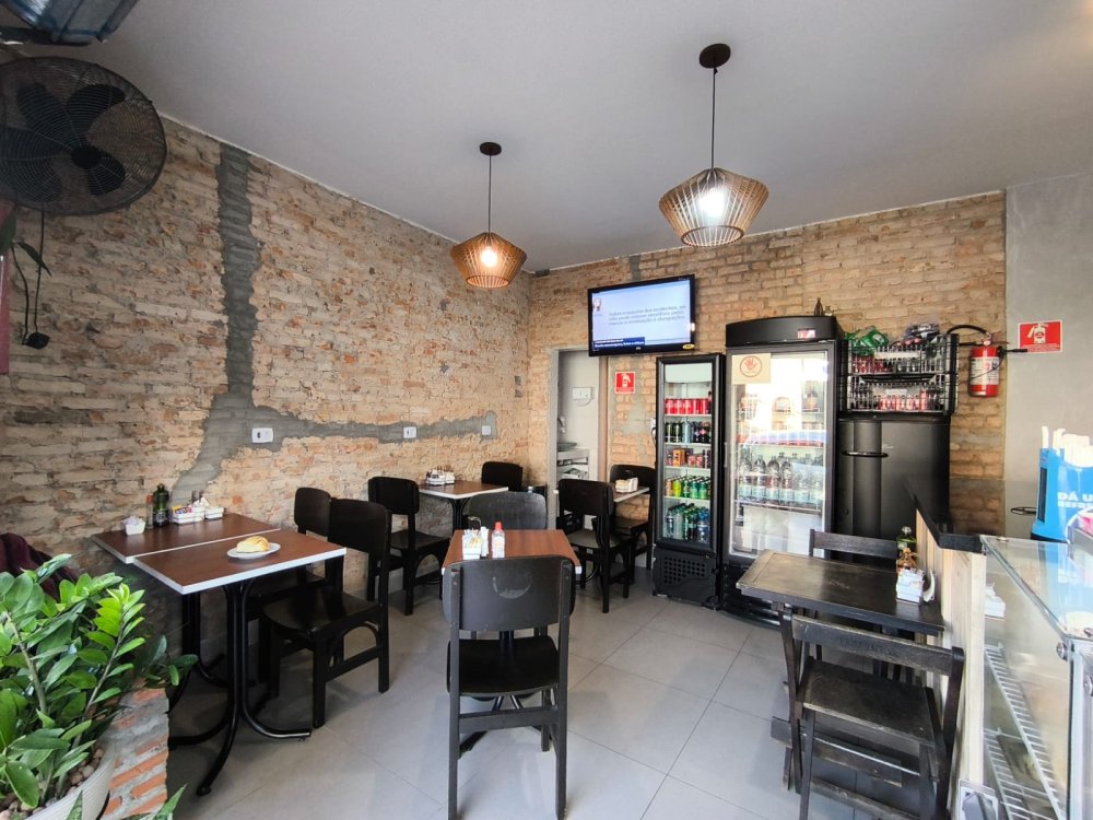 Bar com estrutura montada, ideal para drinks, cervejas artesanais e por��es.