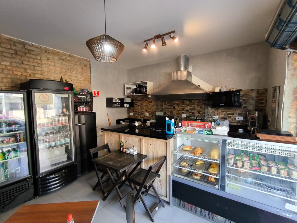 Equipado: Cozinha funcional com fog�o industrial, coifa, chapa, refrigerador, freezer, balc�o, prateleiras e utens�lios completos.