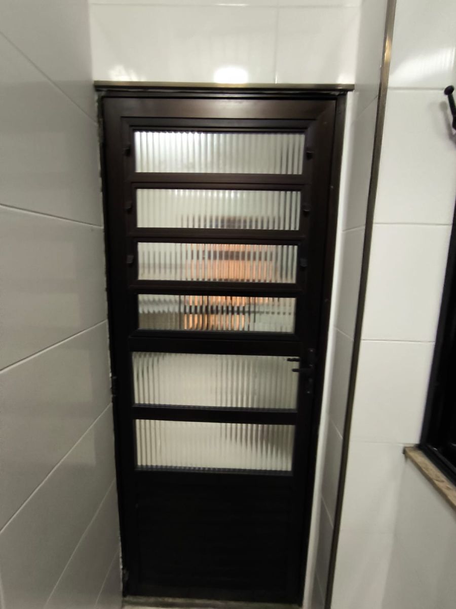 Porta �rea de servi�o 