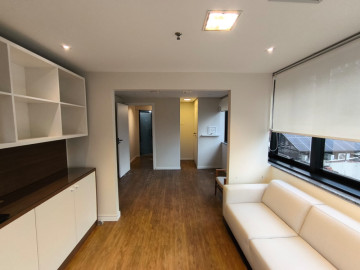 Sala com armarios e Sof 