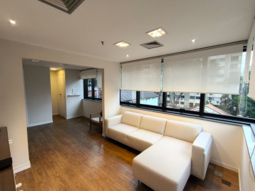Sala com armarios e Sof 