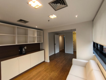 Sala com armarios e Sof 