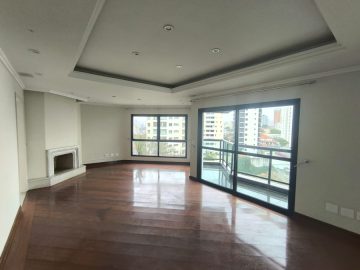 Sala com lareira e Sacada 