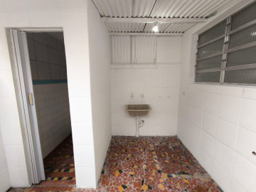 rea de servio e Banheiro 