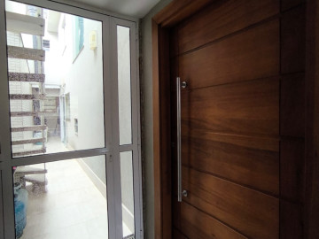 Porta de entrada e corredor 