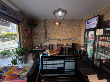 Bar com estrutura montada, ideal para drinks, cervejas artesanais e pores.