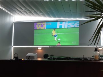 Sala com retropojetor.