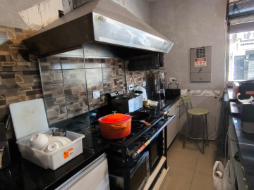Equipado: Cozinha funcional com fogo industrial, coifa, chapa, refrigerador, freezer, balco, prateleiras e utenslios completos.