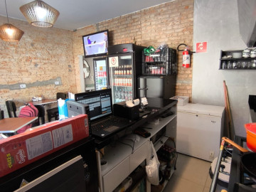 Equipado: Cozinha funcional com fogo industrial, coifa, chapa, refrigerador, freezer, balco, prateleiras e utenslios completos.