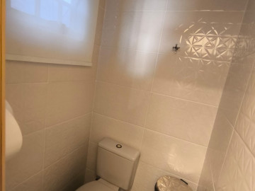 Banheiro reformado conforme normas de vigilncia sanitria.