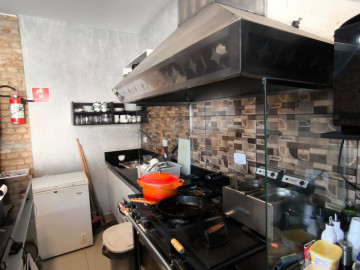 Equipado: Cozinha funcional com fogo industrial, coifa, chapa, refrigerador, freezer, balco, prateleiras e utenslios completos.