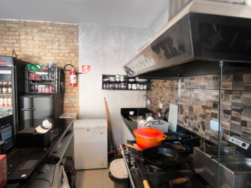 Bar com estrutura montada, ideal para drinks, cervejas artesanais e pores.